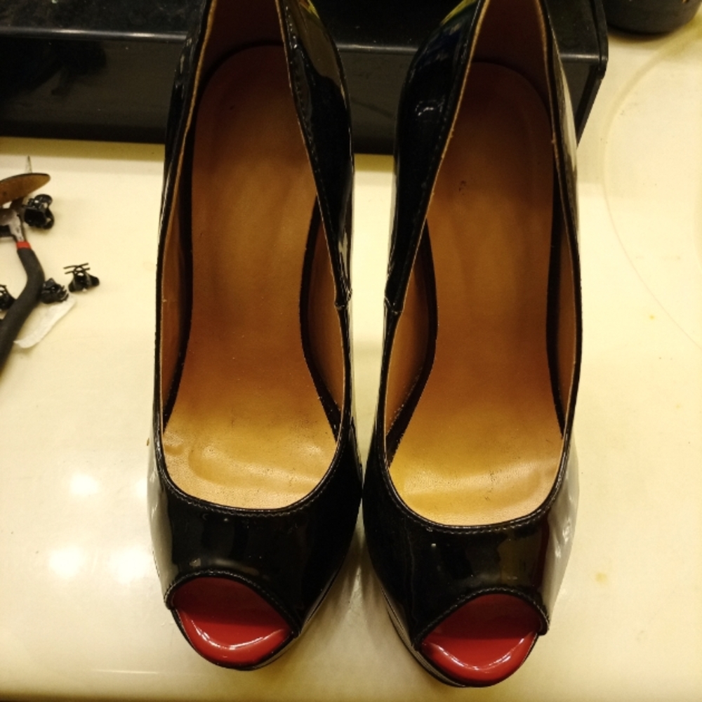 Black pumps size 8